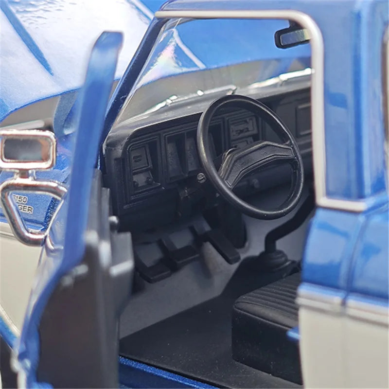 1:18 1979 Ford F150 Pickup Alloy Car Model Diecasts Metal Off-road Vehicles Car Model Simulation Collection Childrens Toys Gifts